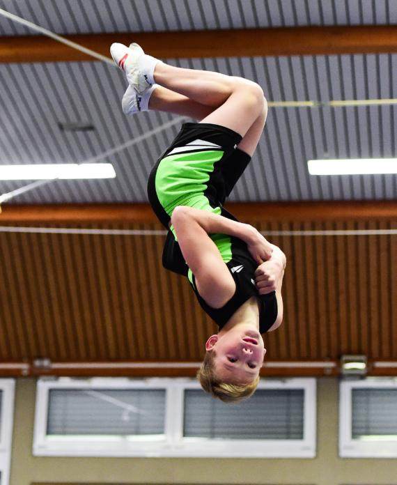 Trampolinturnen beim SV Brackwede, Vladimir Volikov und Oksana Verbytska trainieren die Kinder und Jugendlichen in der Sporthalle Rosenhöhe,
